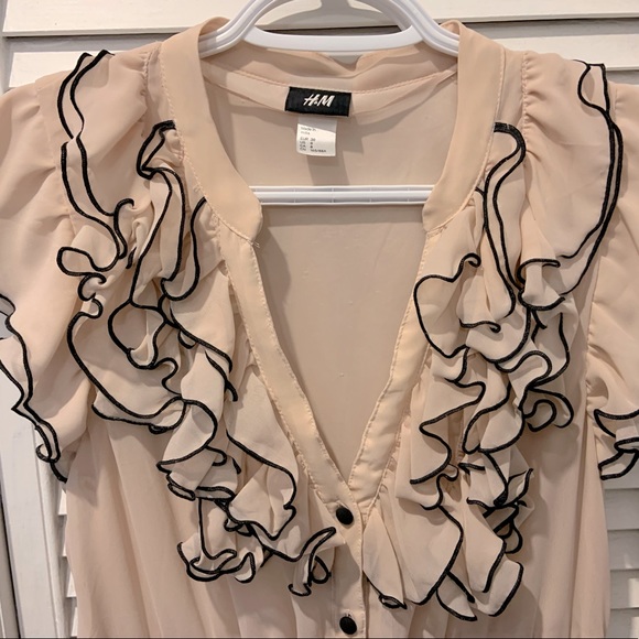 Cute ruffled dress - Picture 2 of 5